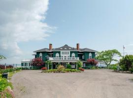 Elegant Oceanfront Maine Estate with Gazebo, hotelli, jossa on pysäköintimahdollisuus kohteessa Stockton Springs