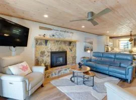 Lakefront Townhome with Dock 6 Mi to Blue Ridge!