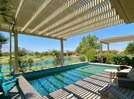 MIRAGE OASIS: 3 bed 2 bath, incredible views, private pool! A Greenday property., sumarbústaður í Rancho Mirage