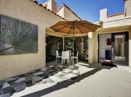 THE CROWN JEWEL: Luxurious Condo, 2 En-Suites, Stunning Views, Lg Patio! Managed by Greenday., holiday home in Rancho Mirage
