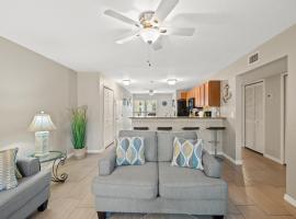 Cozy 2-Bedroom Condo in Prime Siesta Key Location, hotel in Sarasota