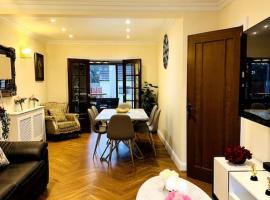 Casa Marina- 4 bedroom house with garden and balcony, self-catering accommodation in Golders Green