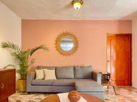 Spacious artsy home with fast WiFi, budget hotel sa Oaxaca City