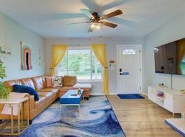 Cozy Updated Home W Rec Room & Large Backyard, aluguel de temporada em North Canton