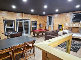 GameRoom, HotTub, Piano, 5mi to OldManCave - Hocking Hills Copper House, vacation home in Laurelville