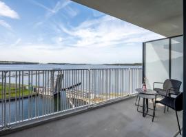 Spacious waterfront apartment, hotel di Arnemuiden