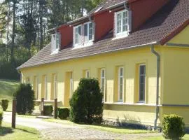 Gut-Rattelvitz-Parterre-A-hochwertig-Sauna-Kamin-eTankstelle-Spielscheune-15-000qm-Parkland