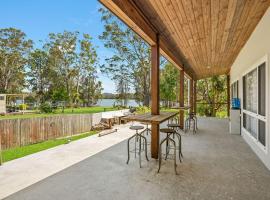 Little Mirror Bay, hotel Laurietonban