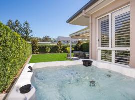 Bluewater Jervis Bay - Pet Friendly Luxury with Spa - 5 Mins Walk to Beach, Hotel in Callala Beach