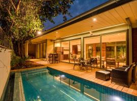 Aster by Hireavilla - 3BR w Private pool in Parra, hotel v destinaci Parra