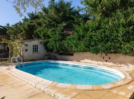 Mas Provençal de 120m2 en Camargue, Avec Piscine et Parking inclus, Idéal pour des vacances, villa in Arles