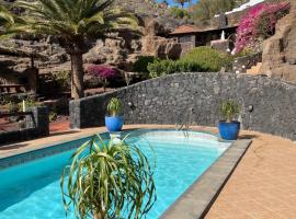 Castillo Lanzarote Villa 3 - Sleep in a Volcanic Cave, feriebolig i La Asomada