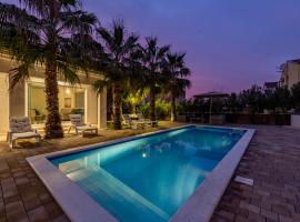 Luxury Villa Agape Palm Beach Tennisplatz, golf hotel in Privlaka