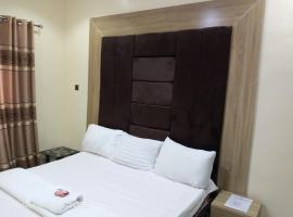 Charles deluxe hotel and apartments, hotel v destinaci Benin City