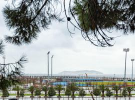 Unique House with Tree Inside near Sea in Maltepe, vila u Istanbulu