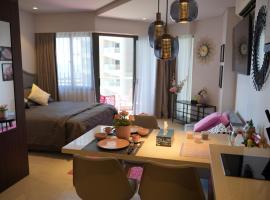 Dominiks Modern pink Studio Balcony & Ocean View Balcony 11 Floor Fast-Wifi at Tambuli Resort, hotel en Maribago