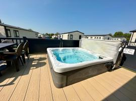 The Boat House, Hot Tub Lodge, hotel with jacuzzis in South Cerney