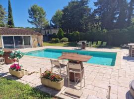 Maison proche Dentelles Ventoux et Avignon, hotel u gradu 'Sarrians'