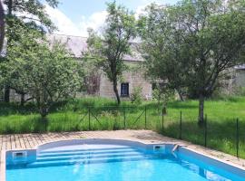 Belle demeure avec piscine à Bourgueuil 5 ch/10 p, hotel in Bourgueil