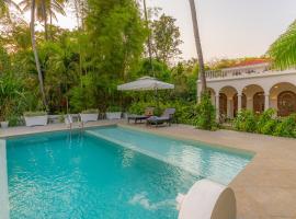 Loto Bianco by Hireavilla - 4BR with Private Pool in Siolim, hotel sa Siolim