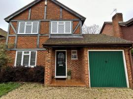 Binfield - Spacious Luxurious Four Bedroom House, Hotel in Bracknell