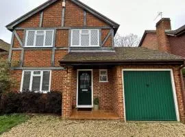 Binfield - Spacious Luxurious Four Bedroom House