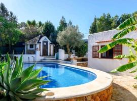 Authentic 4BR Pool & Sauna Villa, Sant Agusti, Hotel in Bucht von San Antonio