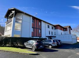 Joli T2 bis lumineux, calme avec terrasse, 1 chambre, accès internet à Cambo-les-Bains - FR-1-495-56, hotel v destinaci Cambo-les-Bains