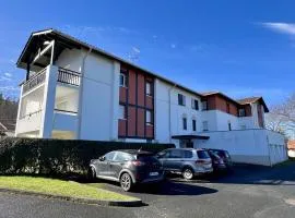 Joli T2 bis lumineux, calme avec terrasse, 1 chambre, accès internet à Cambo-les-Bains - FR-1-495-56