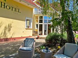 Hotel Penta Lux, hotell i Tata