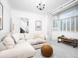 Large Luxury 4 Bedroom House - Off-street Parking - Garden - Wifi - Netflix - 11M, apartamento en Northfield