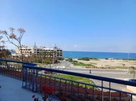 Kings Palace - spacious 2-bed with sea views and large patio
