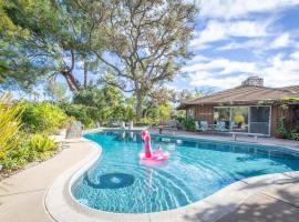 Nature Inspired Villa Designed For Wellness, hotel in Fallbrook