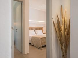 Beautiful Paros Villa - 1 Bedroom - Villa Rock - Private Jacuzzi and Garden View - Naousa, villa in Livadia