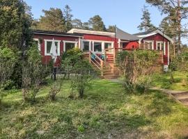 Awesome Home In Mnsters With Wifi And 3 Bedrooms, hotel i Mönsterås