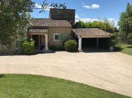 84A - "Mas d'Elise" magnificent villa with pool in the heart of Luberon, hotel in Lagnes