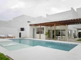 Espectacular casa en oferta con piscina privada y vista al mar