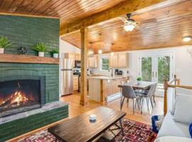 Harpers Ferry Cabin w Hot Tub, Huge Deck, Firepit, & WiFi!, cottage in Harpers Ferry