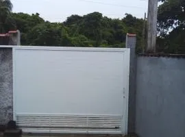 Quarto cozinha com piscina e praia perto