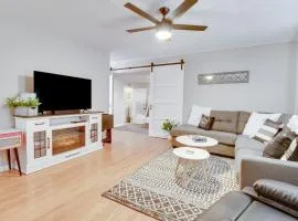Cozy Lakeview Retreat, Close to Bull Shoals Lake!