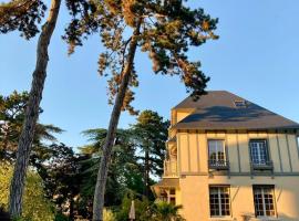 Grande Maison Familiale - Piscine & Jardin - Les Frères de la Loc', hotel din Rueil-Malmaison