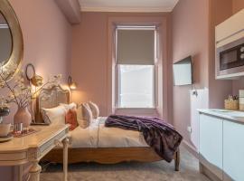 Boutique Home Stay Blossom, hotel in Paisley