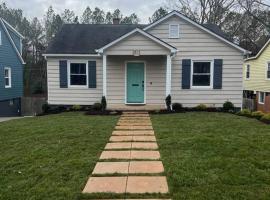 Newly renovated cute 3 bedroom 2 bath bungalow, hotel em Charlotte