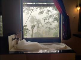 Rain Clouds Wayanad Forest Retreat - The Best Couple Friendly Private Cottages with Bathtub, hôtel à Wayanad