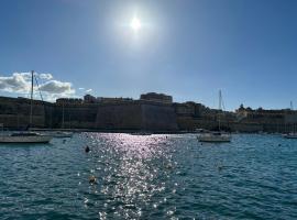 Traditional Maltese Sea View Apartment, hotel en Kalkara