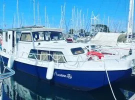 Bateau à quai, logement atypique chaleureux