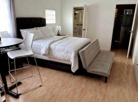 Eagles Nest Villa Studio AC TV WIFI Fan Luxury Modern, hotel v destinaci Albion