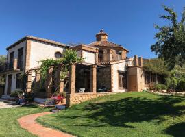 Traditional Farmhouse; large pool,gardens & views., hotel com estacionamento em Granada