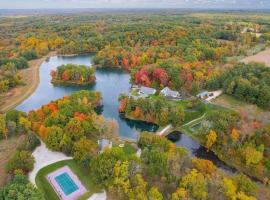 The Lodge at Rush Lakes Estate, hotel in LaPorte