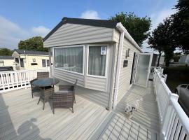 Beautiful Caravan With Decking At Trevella Holiday Park, Newquay, Ref 98082hs, hotel a Newquay